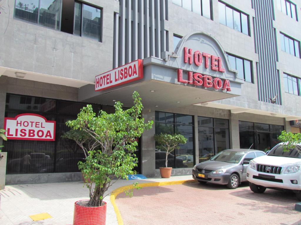 巴拿马城Hotel Lisboa的门前有车辆停放的酒店