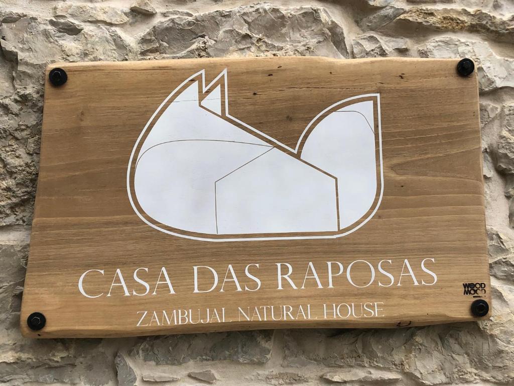 ZambujalCasa das Raposas的墙上的红花标志