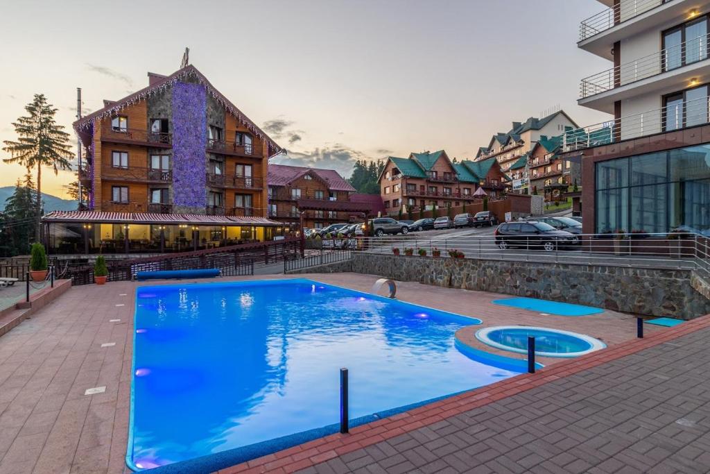 布克维Villa Elena SPA & Resort的城市中心的大型蓝色游泳池