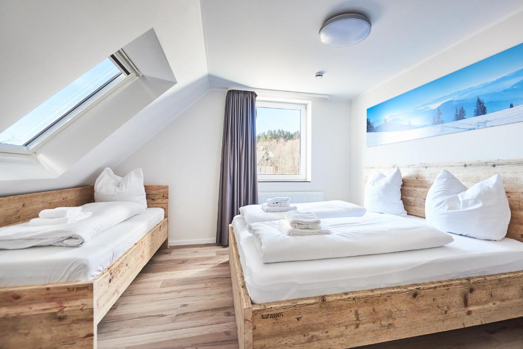 温特贝格Smart Resorts Haus Saphir Ferienwohnung 511的配有2张床的白色墙壁和窗户。