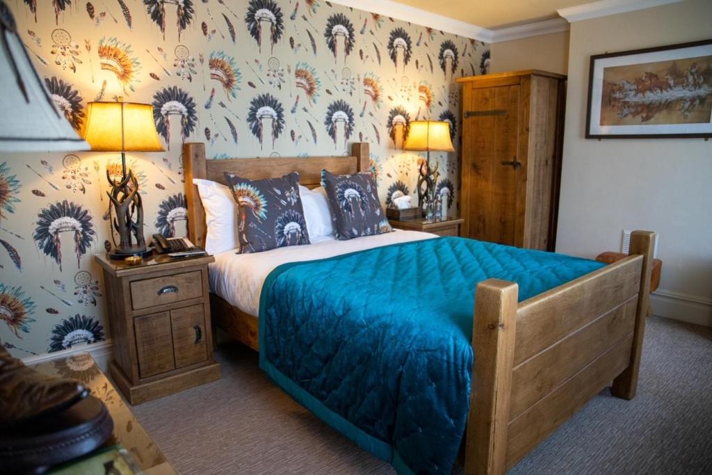 皇家滕布里奇韦尔斯史密斯&韦斯特恩酒店的一间卧室配有一张带蓝色床罩的床