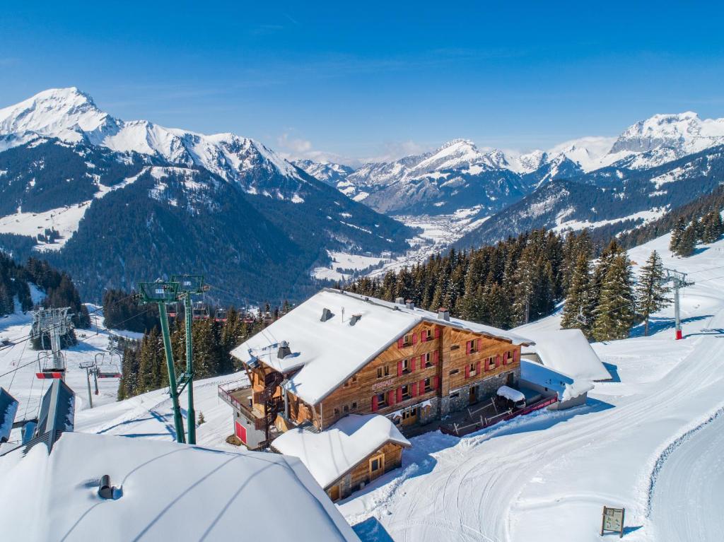 沙泰勒L'Escale (accès en télécabine)的一座拥有积雪覆盖的山脉的滑雪场的建筑