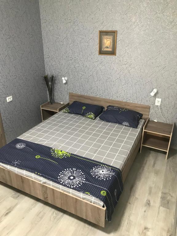 第聂伯罗Apartments O.Polya ( Kirova) 106的一间卧室配有一张带蓝色枕头的大床