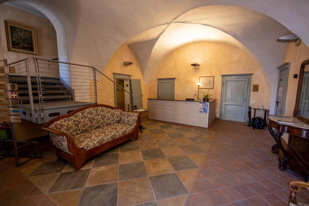 蒙多维Albergo dell'Academia的带沙发和楼梯的客厅