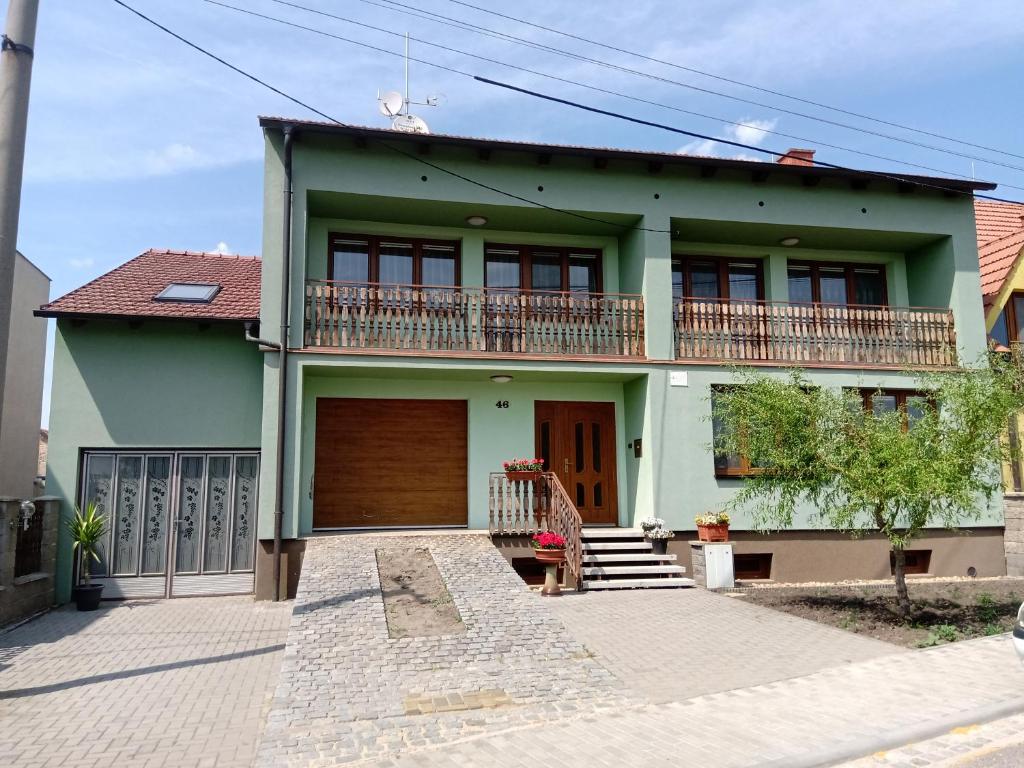 米库洛夫U Hradeb的绿色房子的顶部设有阳台