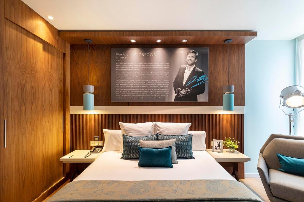 圣塞瓦斯蒂安Hotel Zinema7的卧室配有一张床,墙上配有电视。