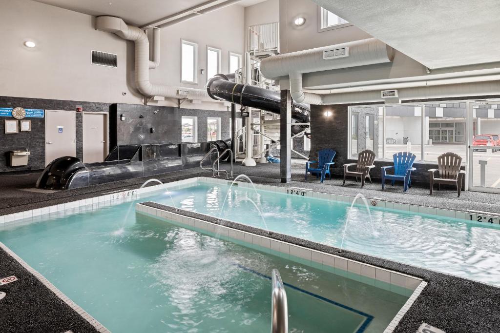 萨斯卡通Home Inn & Suites Saskatoon South的大楼内一个带滑梯的大型游泳池