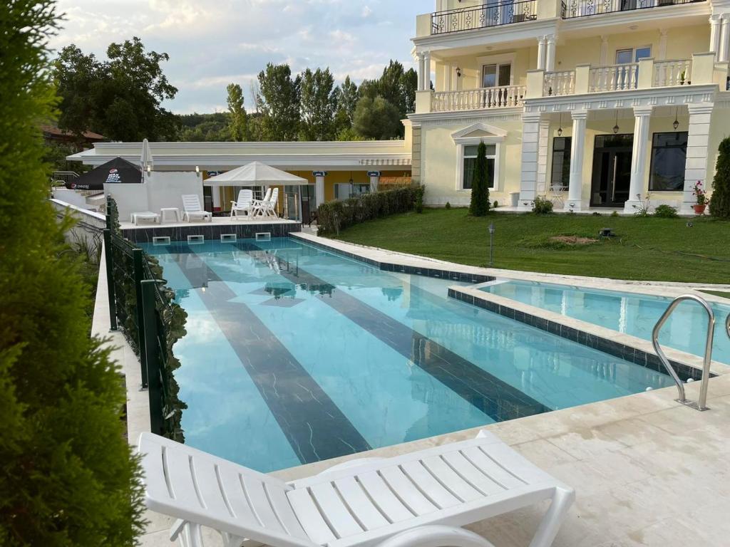 奥格尼亚诺沃Aleksion Palace的房屋前的大型游泳池