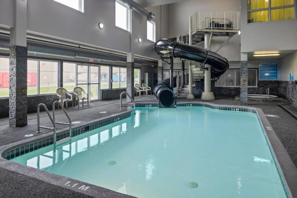 里贾纳Home Inn & Suites Regina Airport的大楼内一个带滑梯的大型游泳池