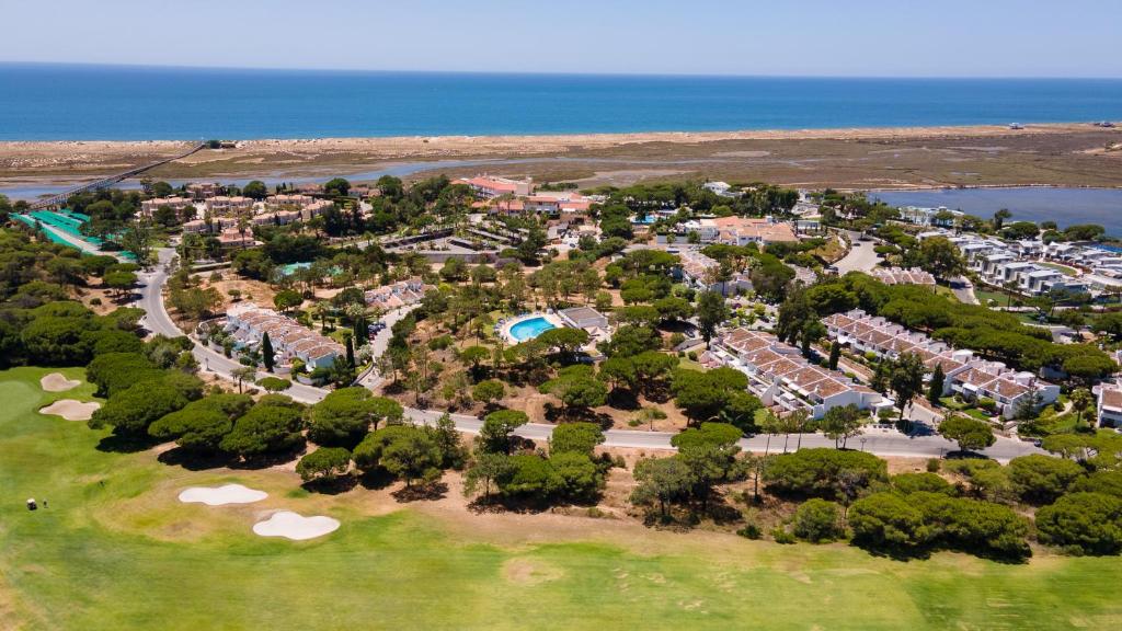 阿尔曼萨Victory Village Quinta do Lago - Spacious 2 Bed / 3 Bath Apartment的近海度假胜地的空中景致