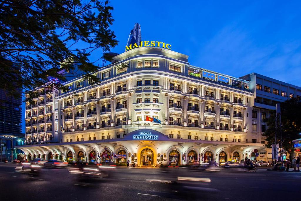 胡志明市西贡马杰斯迪克酒店的一座白色的大建筑,上面有标志