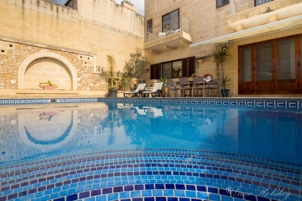 阿尔卜Villa Mandolina的房屋前的游泳池
