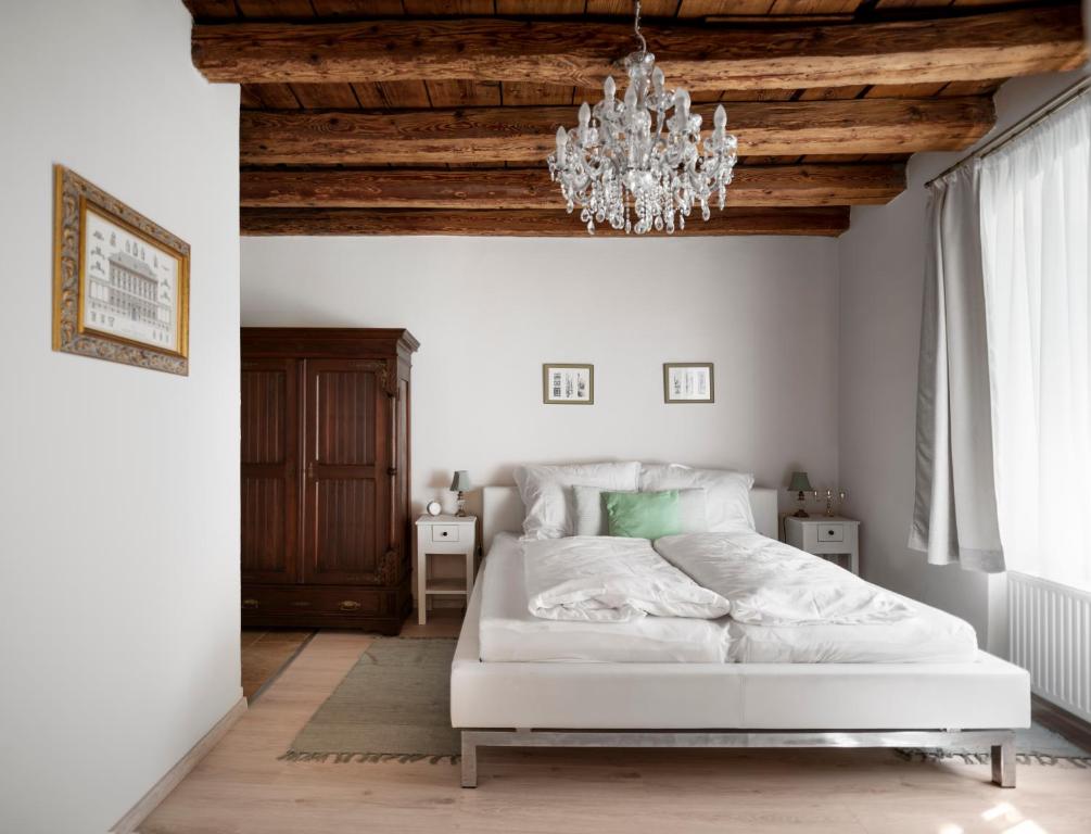 索普隆Florand Rooms&Wine的卧室配有白色的床和吊灯。