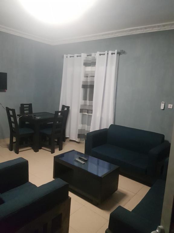 杜阿拉Superbe appartement的客厅配有两张沙发和一张桌子