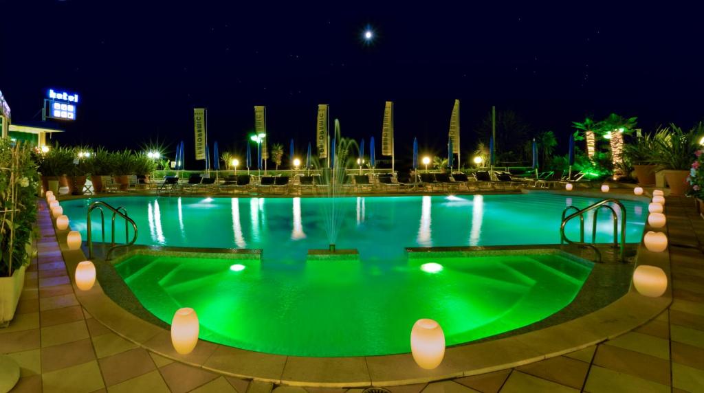 卡奥莱Hotel Panoramic的一座在晚上提供绿水的大型游泳池