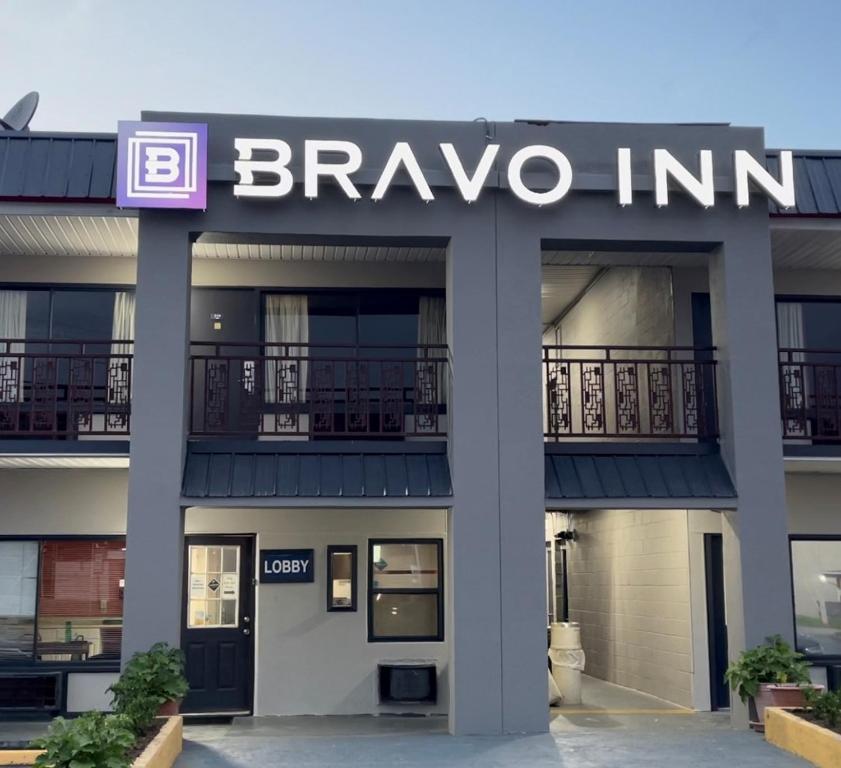 约翰逊城Bravo Inn的一座建筑,上面有读书的标志