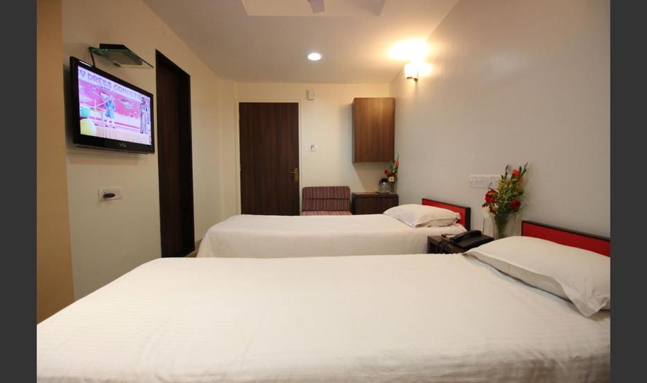 孟买航空国际酒店的酒店客房设有两张床和一台平面电视。