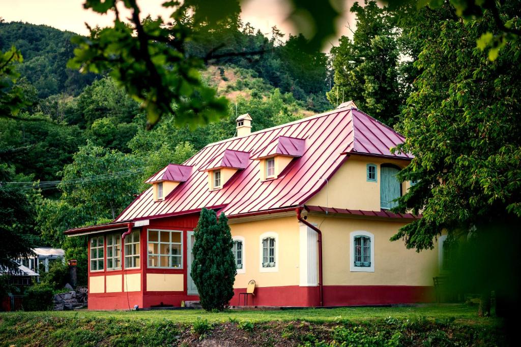 班斯卡 - 什佳夫尼察Domčok na Slnečnom Kopci的红色和黄色的房子,有红色屋顶
