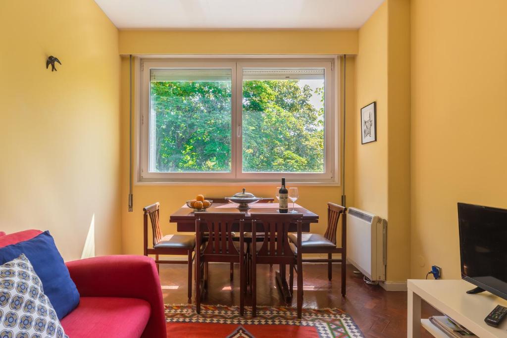 波尔图Pasteleira Relaxing Apartment的客厅配有桌子和窗户