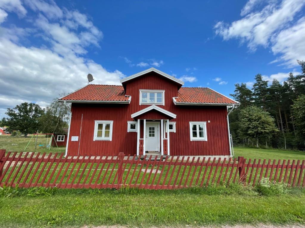 玛丽安娜隆德Humpen, Hultåkra的前面有红墙的红色房子