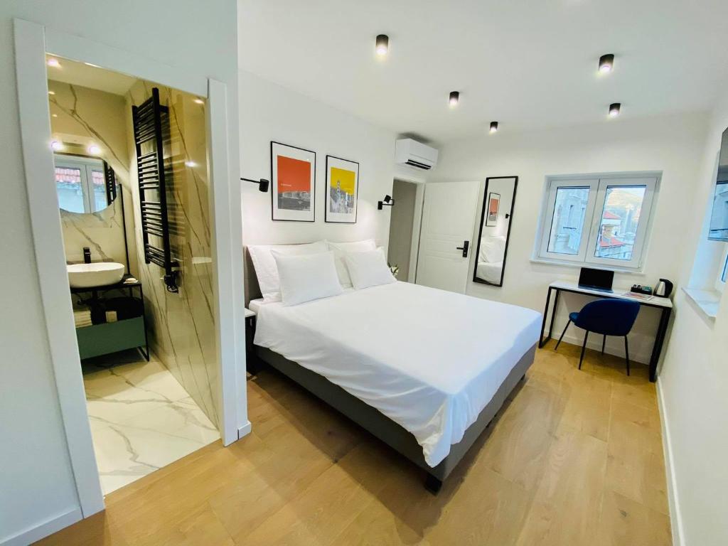 杜布罗夫尼克Luxury TownHouse Baba的一间带白色大床的卧室和一间浴室