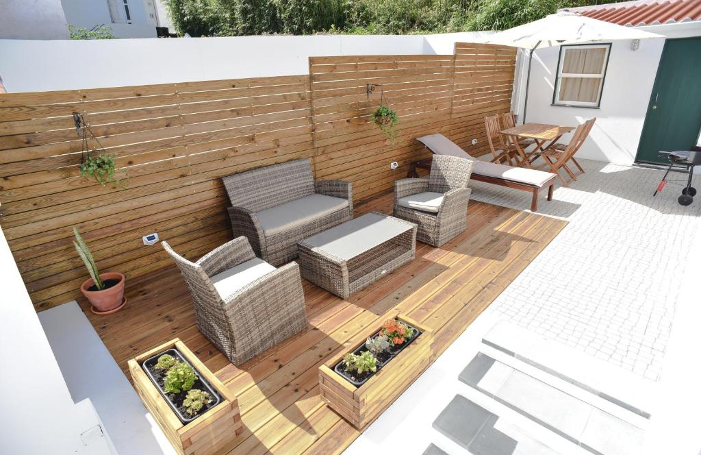 奥尔塔Dabneys Studio的庭院设有柳条家具和木栅栏