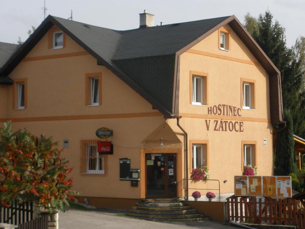 Horní Těrlicko札特西酒店的黑色屋顶的建筑
