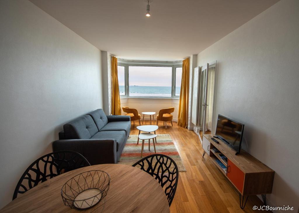 圣马洛APPARTEMENT PLEINE VUE MER 34 Ch. du Sillon Saint-Malo Plage的带沙发和电视的客厅