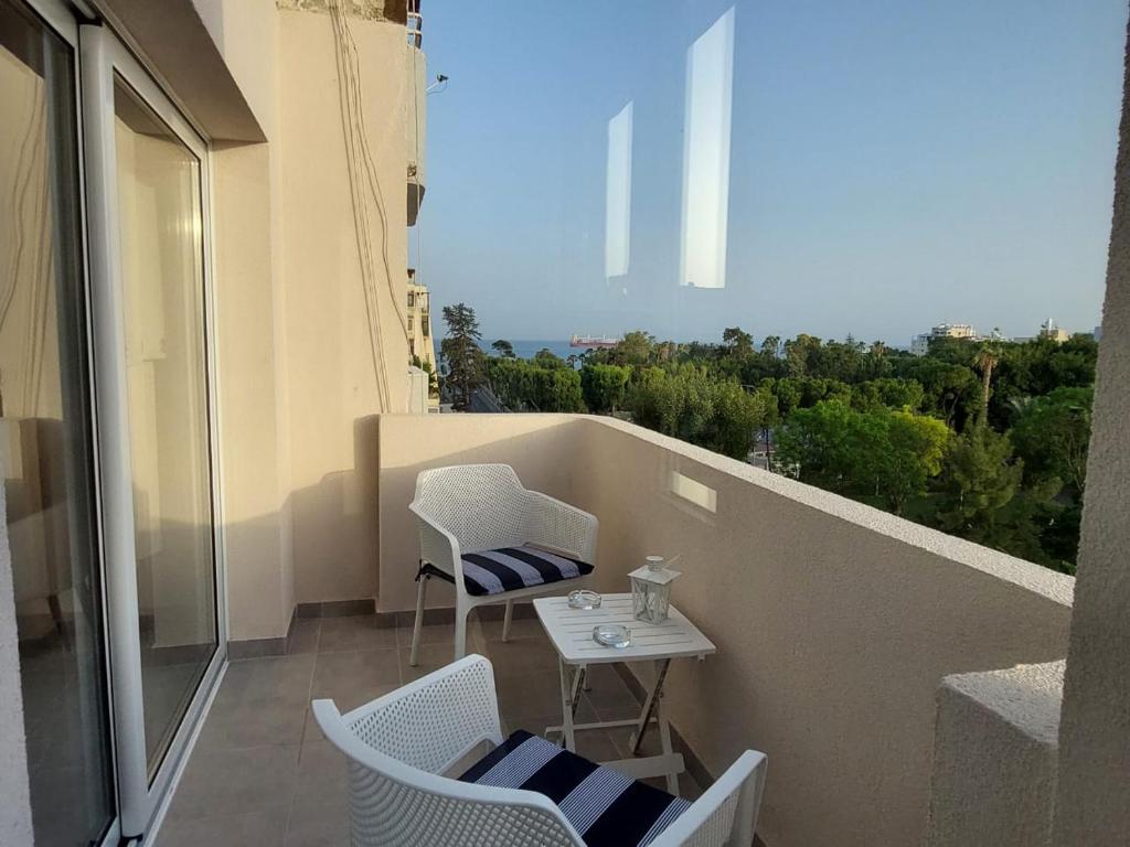 利马索尔Hawaii Holiday Apartment 41的设有一个配有桌椅并享有美景的阳台。