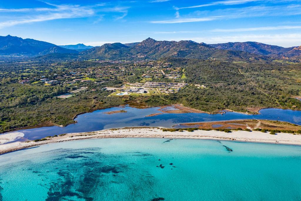 圣特奥多罗Baglioni Resort Sardinia - The Leading Hotels of the World的享有海滩和海洋的空中景致