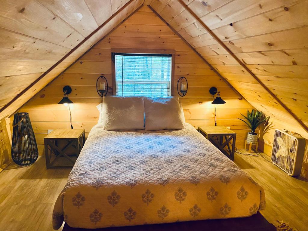 橡树岭windrock ridge - Liahn的阁楼上的卧室配有一张大床