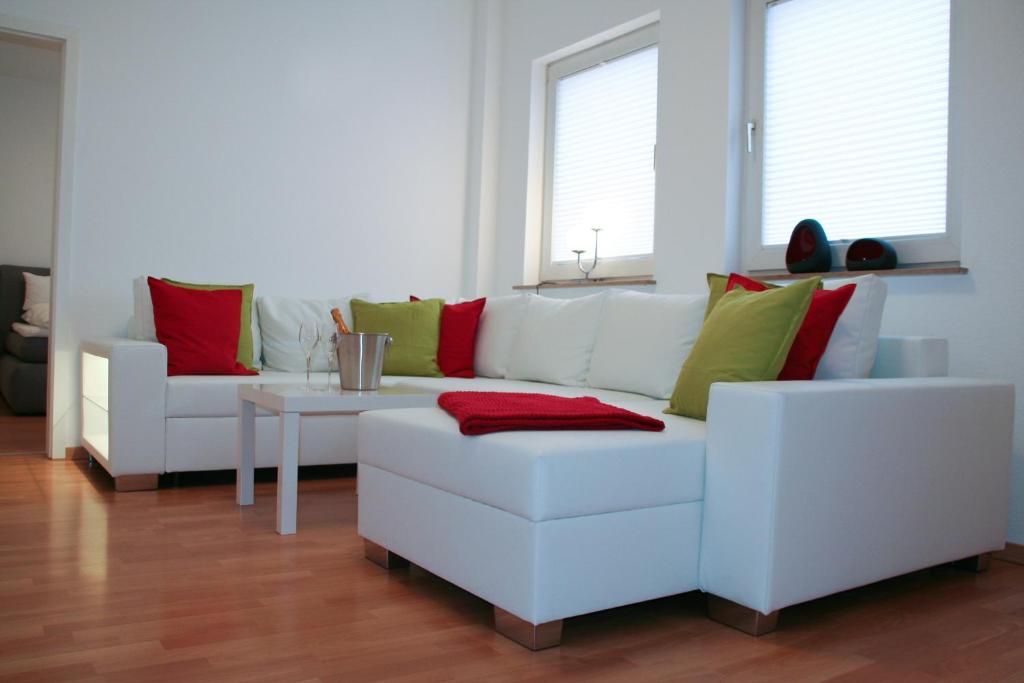 维岑豪森Premium Ferienwohnung Sonnenaufgang的客厅配有2张白色沙发和1张桌子