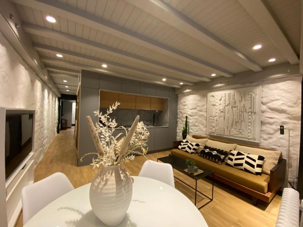 拉科鲁尼亚housingcoruña ART的客厅配有桌子和沙发