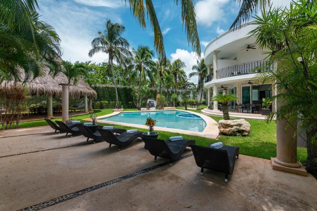 坎昆帕尔梅拉斯酒店的享有带游泳池的房屋外部景致
