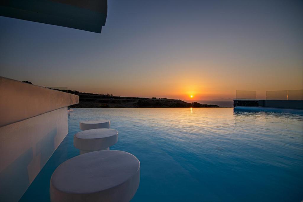 伊亚Adorno Oia的一座享有日落美景的游泳池