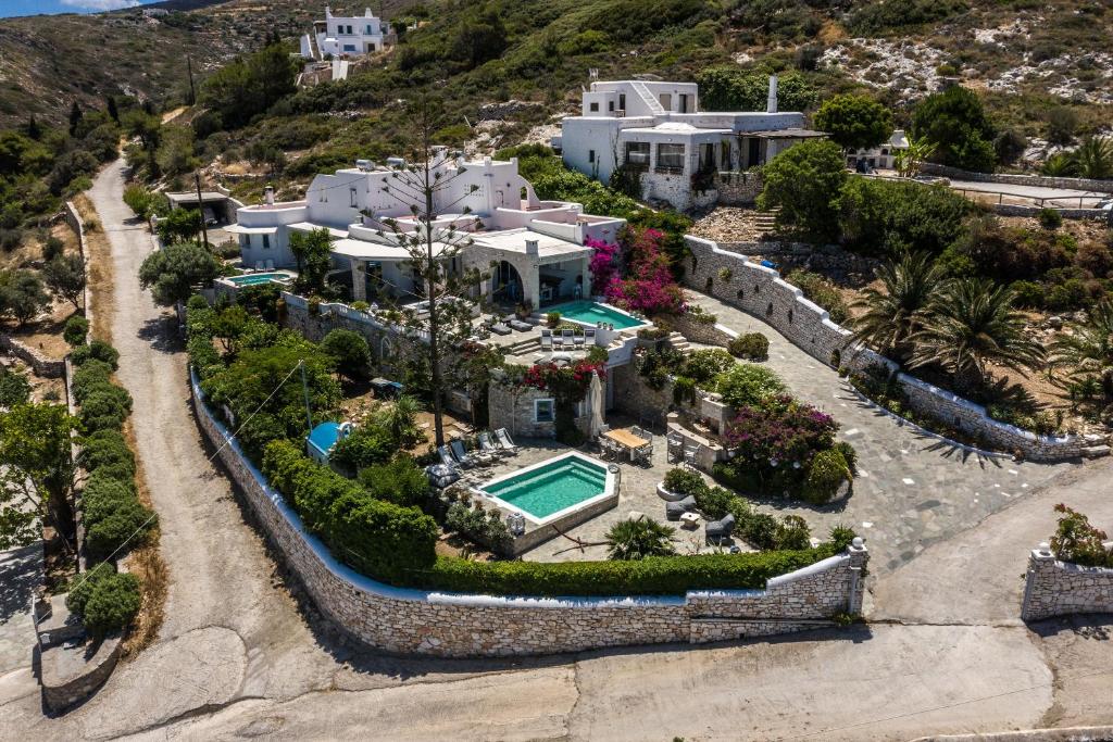 帕罗奇亚Villa Haritomeni的享有带游泳池的房屋的空中景致