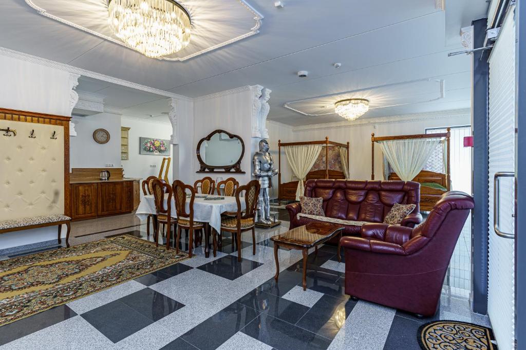 塔林Apartments near Old Town的客厅配有沙发和桌椅