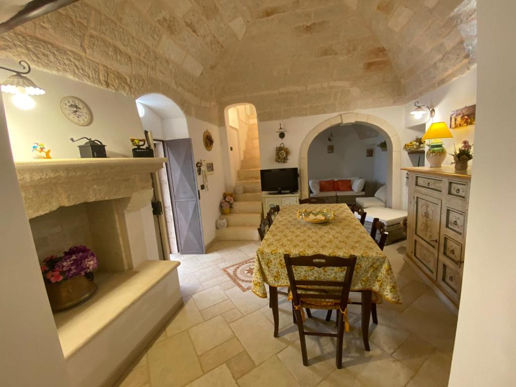 奥斯图尼VILLA GAIA的客厅配有桌子和壁炉