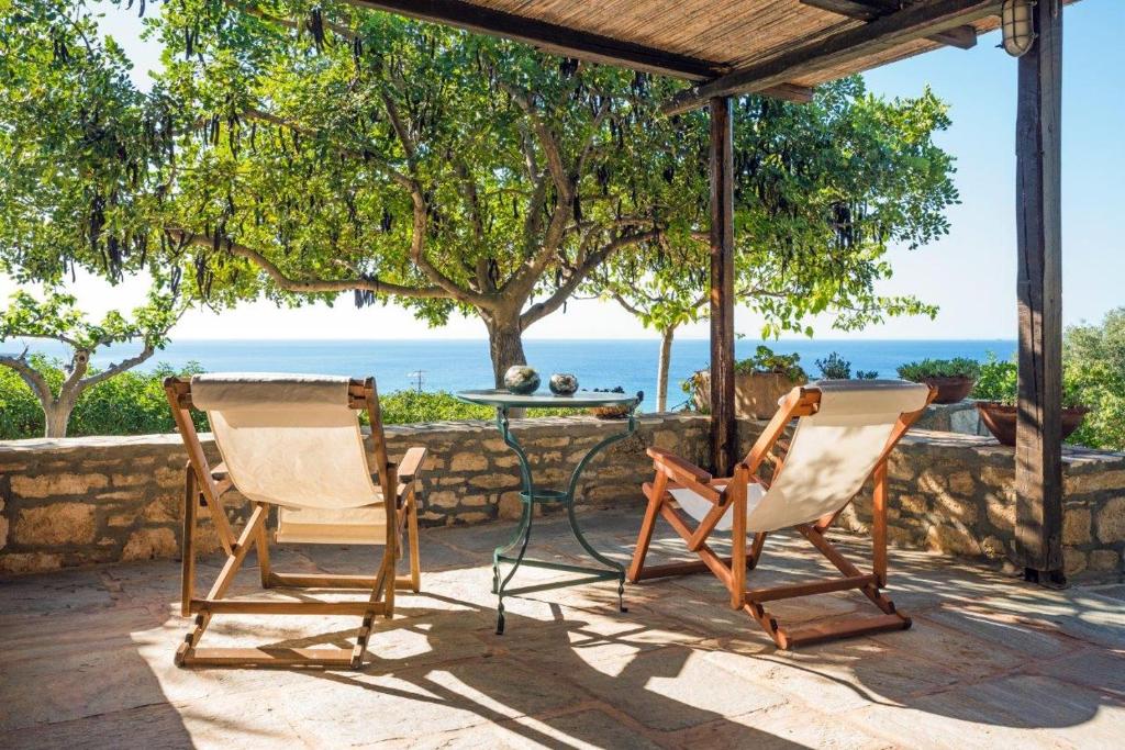 埃弗勒莫纳斯Villa Venus的海景庭院设有两把椅子和一张桌子