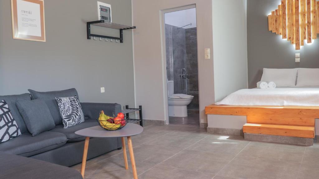 阿特米达Spitakia-Cozy & Comfy Apartments 10minutes from the airport的客厅配有沙发和1张床