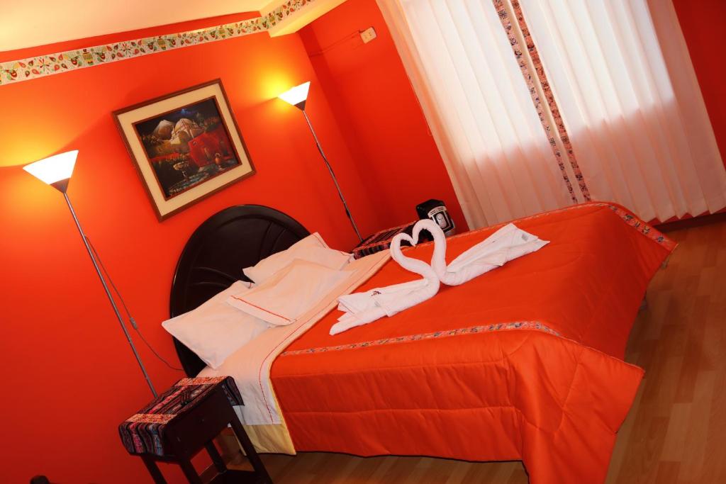 奇瓦伊Colca Andina Inn的红色卧室,配有带带带子的床