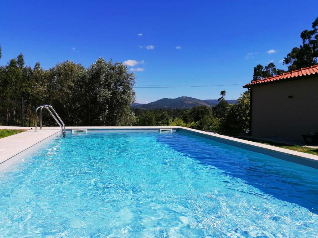 蓬德利马Casa dos Matos的一座蓝色的游泳池