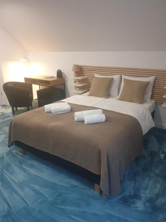 米科瓦伊基Villa Bella Italia II的一间卧室配有一张大床和两条毛巾