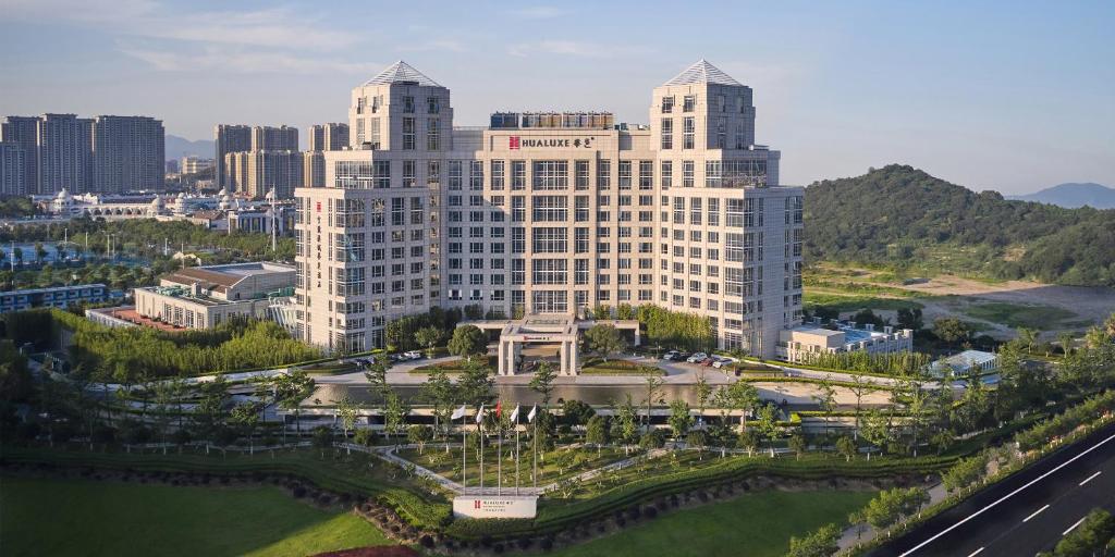 宁波宁波港城华邑酒店的城市中一座大建筑的空中景观