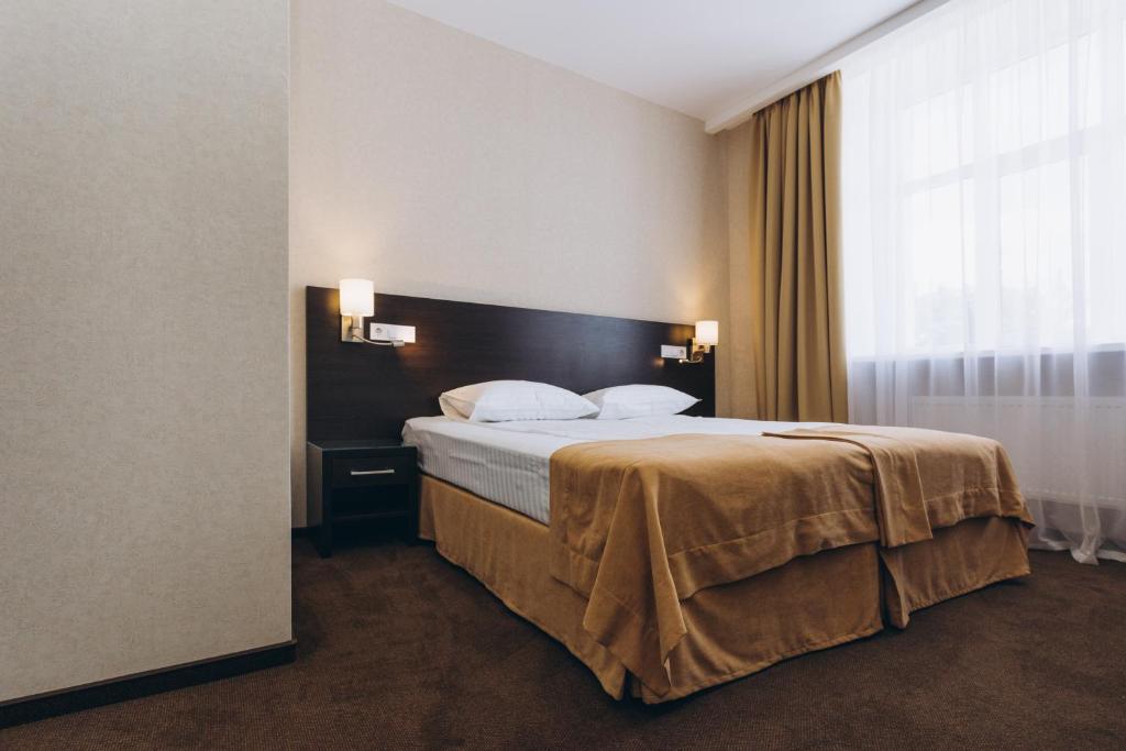 苏梅Optima Sumy的酒店客房设有床和窗户。