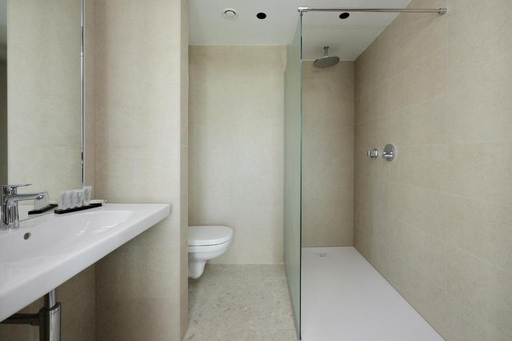 瓦勒海姆Parkhotel Waregem的浴室配有卫生间、盥洗盆和淋浴。