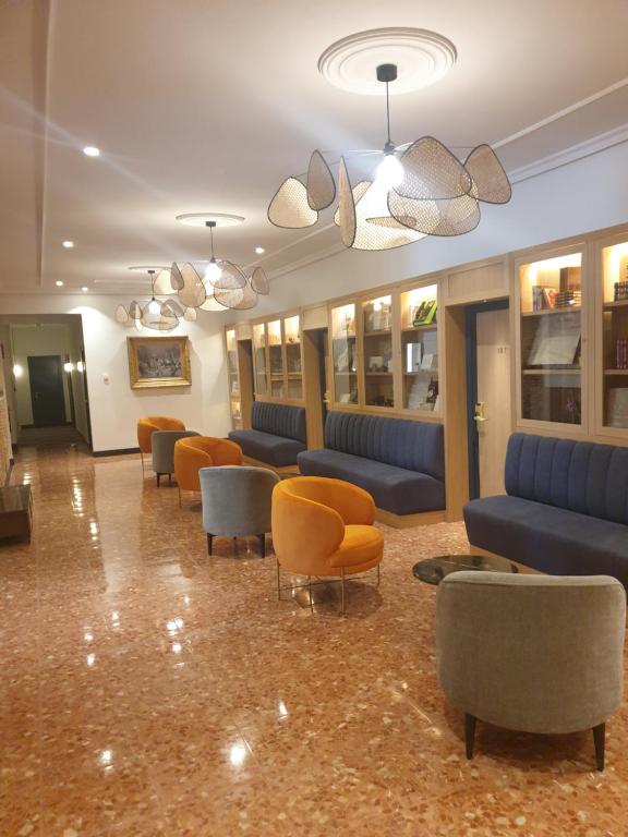 马德里阿吉拉尔旅馆的大楼内一个带沙发和椅子的大堂