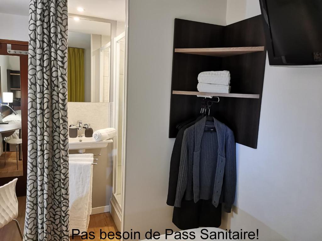 圣普列斯特里昂东A&H普瑞伍列志酒店 - 圣普列斯特欧洲博览馆的一间带毛巾架和盥洗盆的浴室