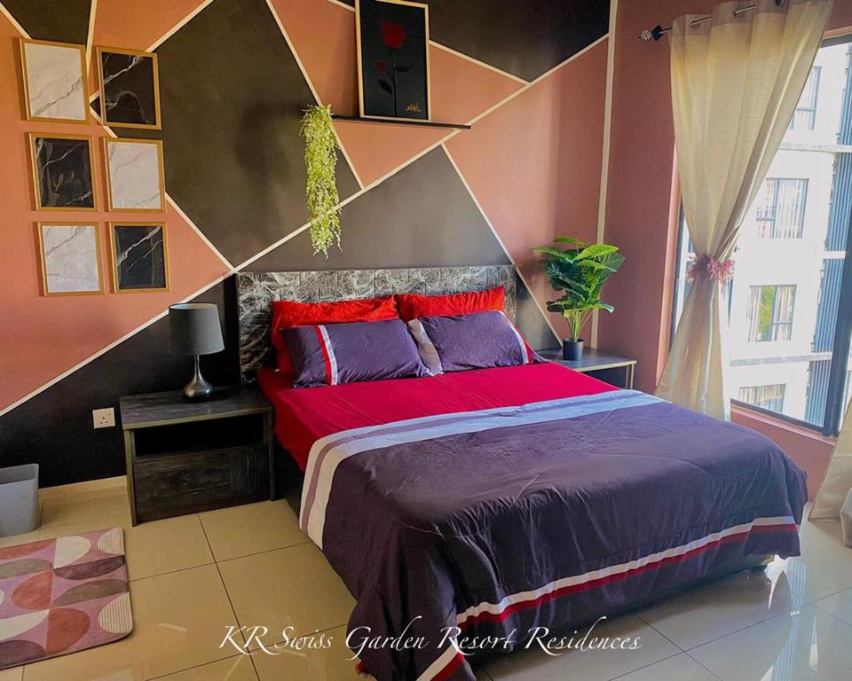 关丹KR Swiss Garden Resort Residences Kuantan的一间卧室,卧室内配有一张大床