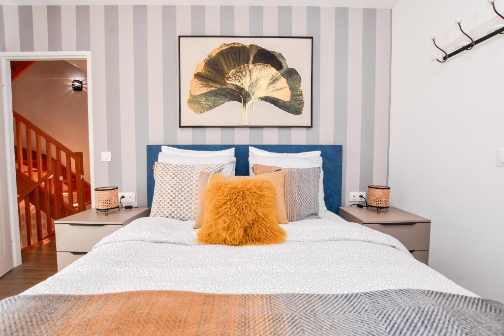 谢西Broadway house near Disneyland BMYGUEST的一间卧室配有一张带橙色枕头的床